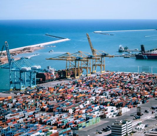 Geopolitika a AI vedou žebříček trendů dodavatelských řetězců 2027 Letecký pohled na kontejnerový terminál s jeřáby a námořním přístavem