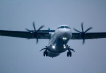 FedEx dostal první nákladní ATR 72-600 přestavěný z osobního letadla Turbovrtulový letoun ATR 72 při přiblížení na přistání