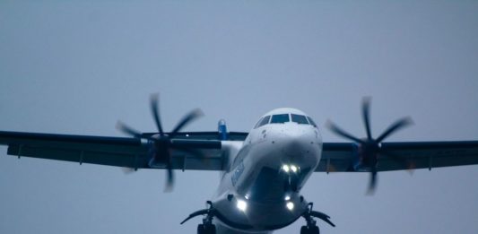 FedEx dostal první nákladní ATR 72-600 přestavěný z osobního letadla Turbovrtulový letoun ATR 72 při přiblížení na přistání