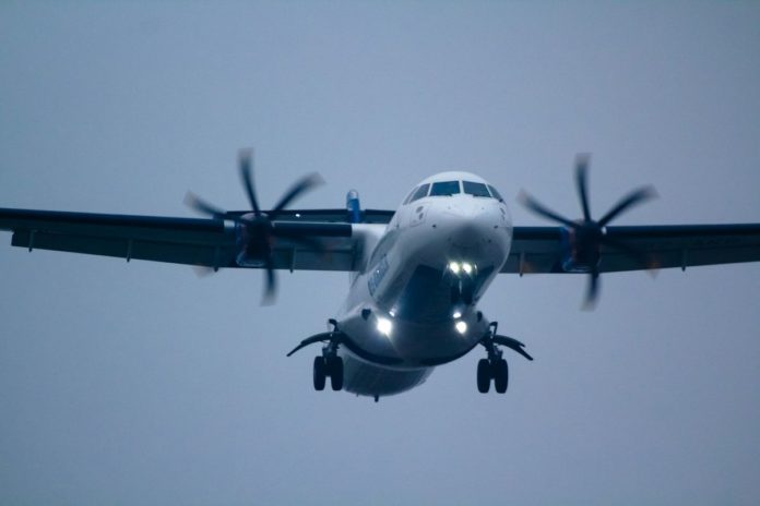 FedEx dostal první nákladní ATR 72-600 přestavěný z osobního letadla Turbovrtulový letoun ATR 72 při přiblížení na přistání