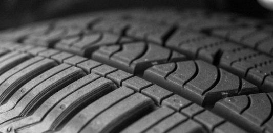 Na zimní pneumatiky přezout už při 7 °C, připomíná BESIP Detail dezénu pneumatiky