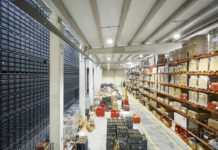 CEVA téměř ztrojnásobí smluvní logistiku v Severní Americe Velký sklad s automatizovaným zásobníkem přepravek a regály s kartonovými krabicemi