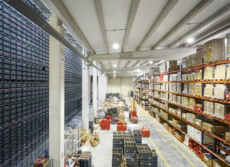 CEVA téměř ztrojnásobí smluvní logistiku v Severní Americe Velký sklad s automatizovaným zásobníkem přepravek a regály s kartonovými krabicemi