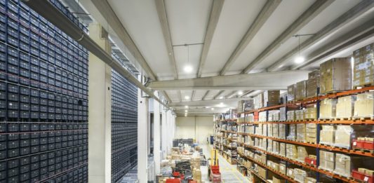 CEVA téměř ztrojnásobí smluvní logistiku v Severní Americe Velký sklad s automatizovaným zásobníkem přepravek a regály s kartonovými krabicemi
