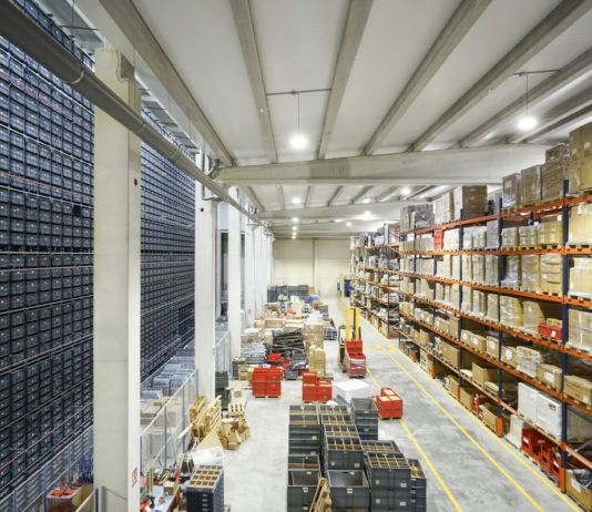 CEVA téměř ztrojnásobí smluvní logistiku v Severní Americe Velký sklad s automatizovaným zásobníkem přepravek a regály s kartonovými krabicemi