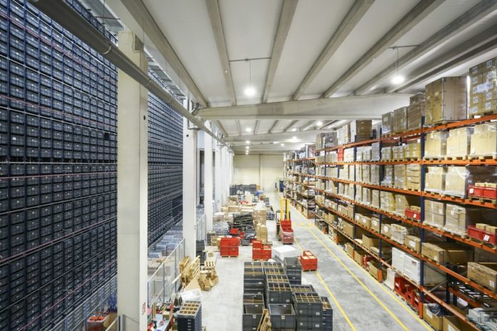 CEVA téměř ztrojnásobí smluvní logistiku v Severní Americe Velký sklad s automatizovaným zásobníkem přepravek a regály s kartonovými krabicemi