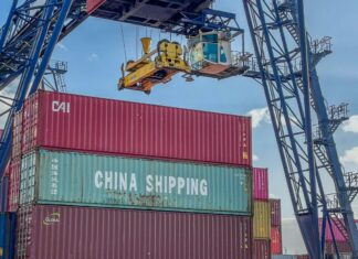Contship převezme Tarros a posílí koridory mezi Evropou a Afrikou Kontejnerová loď u překladišťních jeřábů v námořním terminálu