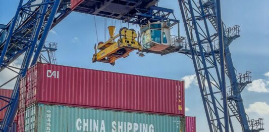 Contship převezme Tarros a posílí koridory mezi Evropou a Afrikou Kontejnerová loď u překladišťních jeřábů v námořním terminálu