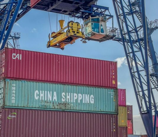 Contship převezme Tarros a posílí koridory mezi Evropou a Afrikou Kontejnerová loď u překladišťních jeřábů v námořním terminálu