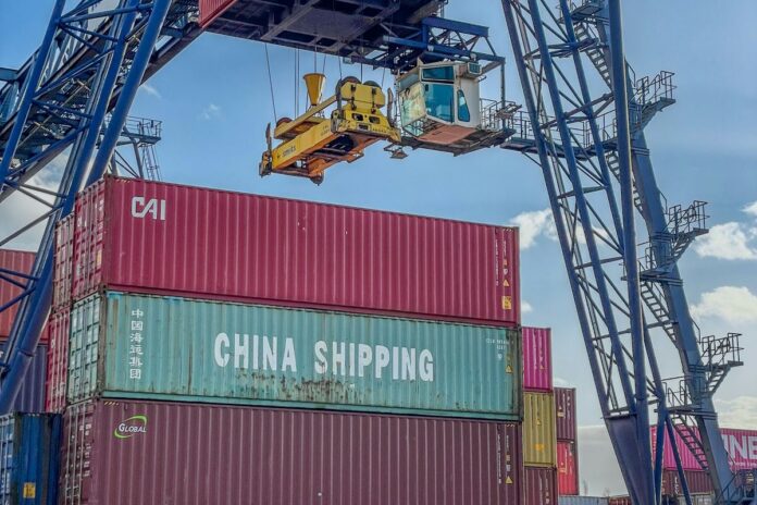 Contship převezme Tarros a posílí koridory mezi Evropou a Afrikou Kontejnerová loď u překladišťních jeřábů v námořním terminálu