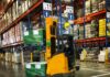 Dachser bude s Fraunhoferem vyvíjet AI a robotiku do roku 2029 Vysokozdvižný vozík převáží palety mezi regály v logistickém skladu