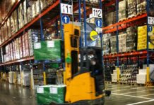 Dachser bude s Fraunhoferem vyvíjet AI a robotiku do roku 2029 Vysokozdvižný vozík převáží palety mezi regály v logistickém skladu