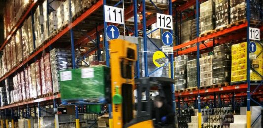 Dachser bude s Fraunhoferem vyvíjet AI a robotiku do roku 2029 Vysokozdvižný vozík převáží palety mezi regály v logistickém skladu