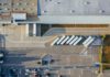 DHL vloží do střední a východní Evropy přes 400 milionů eur Letecký pohled na logistické centrum s nákladními návěsy u nakládacích ramp a parkovištěm