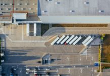 DHL vloží do střední a východní Evropy přes 400 milionů eur Letecký pohled na logistické centrum s nákladními návěsy u nakládacích ramp a parkovištěm