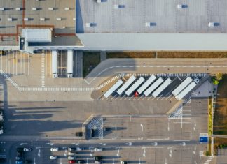 DHL vloží do střední a východní Evropy přes 400 milionů eur Letecký pohled na logistické centrum s nákladními návěsy u nakládacích ramp a parkovištěm