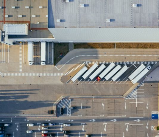 DHL vloží do střední a východní Evropy přes 400 milionů eur Letecký pohled na logistické centrum s nákladními návěsy u nakládacích ramp a parkovištěm