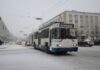 Brno zavádí bus pruhy a posilovou tramvaj kvůli uzavírce tunelů Trolejbus městské hromadné dopravy na zasněžené ulici
