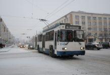 Brno zavádí bus pruhy a posilovou tramvaj kvůli uzavírce tunelů Trolejbus městské hromadné dopravy na zasněžené ulici