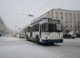 Brno zavádí bus pruhy a posilovou tramvaj kvůli uzavírce tunelů Trolejbus městské hromadné dopravy na zasněžené ulici