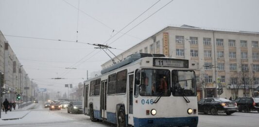 Brno zavádí bus pruhy a posilovou tramvaj kvůli uzavírce tunelů Trolejbus městské hromadné dopravy na zasněžené ulici
