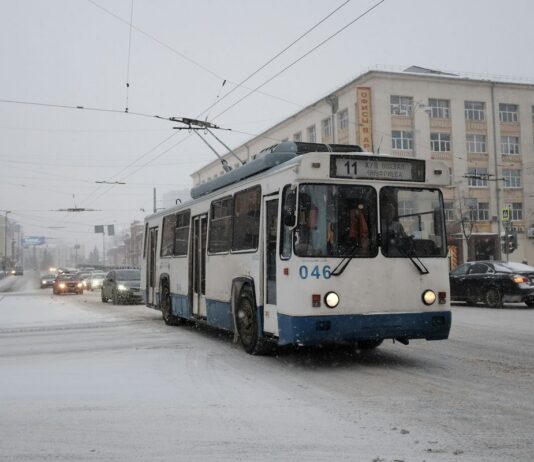 Brno zavádí bus pruhy a posilovou tramvaj kvůli uzavírce tunelů Trolejbus městské hromadné dopravy na zasněžené ulici