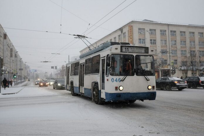 Brno zavádí bus pruhy a posilovou tramvaj kvůli uzavírce tunelů Trolejbus městské hromadné dopravy na zasněžené ulici