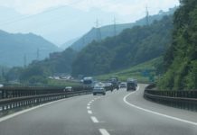 DSV zvýšila provozní zisk o pětinu, silniční doprava ale ztrácí Kamiony a osobní auta na dálnici v horském údolí