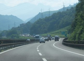 DSV zvýšila provozní zisk o pětinu, silniční doprava ale ztrácí Kamiony a osobní auta na dálnici v horském údolí
