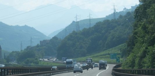 DSV zvýšila provozní zisk o pětinu, silniční doprava ale ztrácí Kamiony a osobní auta na dálnici v horském údolí