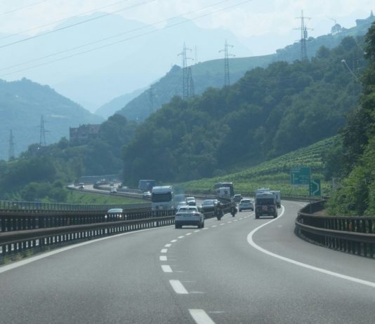 DSV zvýšila provozní zisk o pětinu, silniční doprava ale ztrácí Kamiony a osobní auta na dálnici v horském údolí