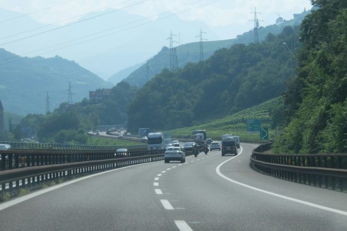 Kamiony a osobní auta na dálnici v horském údolí