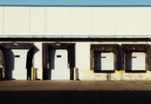 Ecologistics obsadí u Prahy celou halu o 44 500 m² pro e-commerce Nakládací rampy s vraty na fasádě skladové haly
