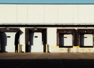 Ecologistics obsadí u Prahy celou halu o 44 500 m² pro e-commerce Nakládací rampy s vraty na fasádě skladové haly