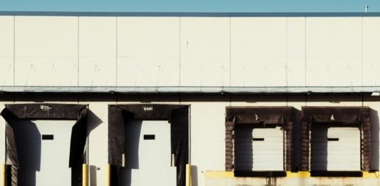 Ecologistics obsadí u Prahy celou halu o 44 500 m² pro e-commerce Nakládací rampy s vraty na fasádě skladové haly
