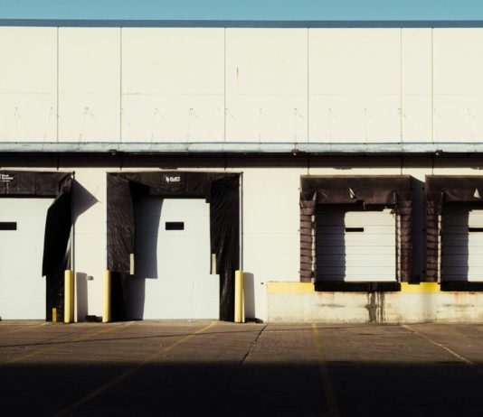 Ecologistics obsadí u Prahy celou halu o 44 500 m² pro e-commerce Nakládací rampy s vraty na fasádě skladové haly