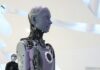 GXO nasadí humanoidní roboty Digit do dalších dvou e-shopových skladů Humanoidní robot s odkrytými mechanickými klouby ve světlém výstavním prostoru