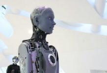 GXO nasadí humanoidní roboty Digit do dalších dvou e-shopových skladů Humanoidní robot s odkrytými mechanickými klouby ve světlém výstavním prostoru