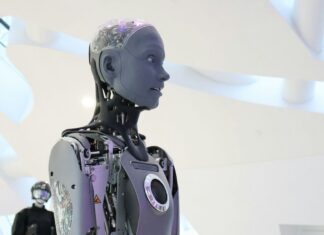 GXO nasadí humanoidní roboty Digit do dalších dvou e-shopových skladů Humanoidní robot s odkrytými mechanickými klouby ve světlém výstavním prostoru