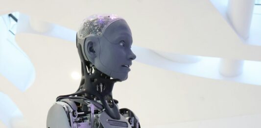 GXO nasadí humanoidní roboty Digit do dalších dvou e-shopových skladů Humanoidní robot s odkrytými mechanickými klouby ve světlém výstavním prostoru