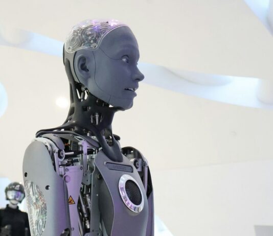 GXO nasadí humanoidní roboty Digit do dalších dvou e-shopových skladů Humanoidní robot s odkrytými mechanickými klouby ve světlém výstavním prostoru