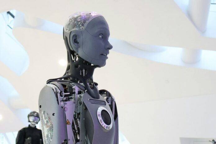 GXO nasadí humanoidní roboty Digit do dalších dvou e-shopových skladů Humanoidní robot s odkrytými mechanickými klouby ve světlém výstavním prostoru