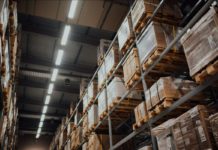 Index logistických nákladů v USA vystoupal nejvýš od jara 2022 Plně obsazené paletové regály s kartonovými krabicemi ve skladu