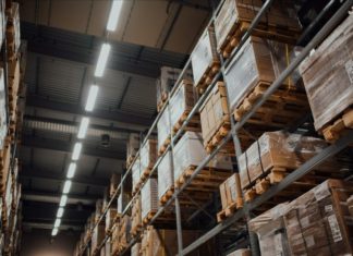 Index logistických nákladů v USA vystoupal nejvýš od jara 2022 Plně obsazené paletové regály s kartonovými krabicemi ve skladu