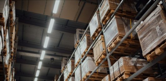 Index logistických nákladů v USA vystoupal nejvýš od jara 2022 Plně obsazené paletové regály s kartonovými krabicemi ve skladu