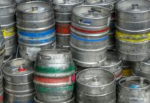 Kulatý stůl ČLA v Budvaru připomněl 20 let vývoje logistiky pivovaru Kovové sudy na pivo naskládané na sobě