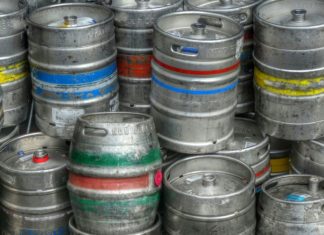 Kulatý stůl ČLA v Budvaru připomněl 20 let vývoje logistiky pivovaru Kovové sudy na pivo naskládané na sobě