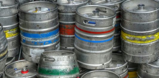 Kulatý stůl ČLA v Budvaru připomněl 20 let vývoje logistiky pivovaru Kovové sudy na pivo naskládané na sobě