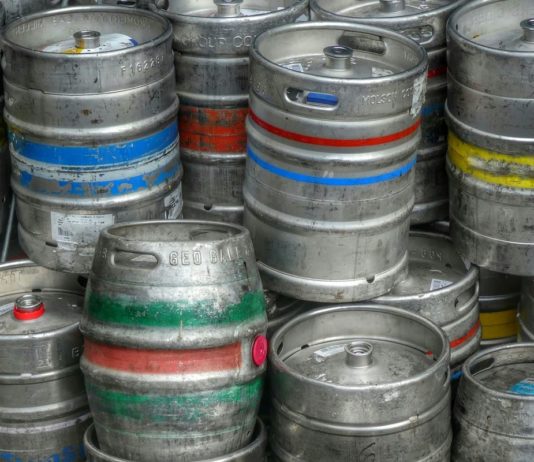 Kulatý stůl ČLA v Budvaru připomněl 20 let vývoje logistiky pivovaru Kovové sudy na pivo naskládané na sobě