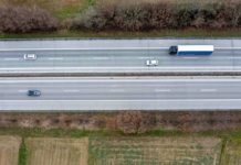 Německá logistika poroste i v roce 2027, ale jen o procento Letecký pohled na dálnici s kamionem a osobními auty